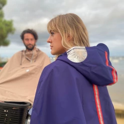 Le Temps Des Grenouilles Poncho De Pluie ADULTE - Coloris Unis 30 Le Temps Des Grenouilles Poncho De Pluie ADULTE - Coloris Unis -Antivols Vélo Soldes Boutique capferret capedepluievelobleumarinepourcyclistesletempsdesgrenouillespolyesterrecyclebouteillesplastiqueponchobandereflechissante 4 720x